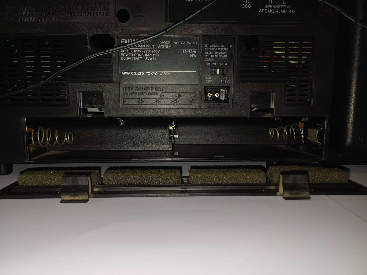 Aiwa CA-W37 Stereo Tuner/Cassette Player with Detachable Speakers (Vintage 1980s)