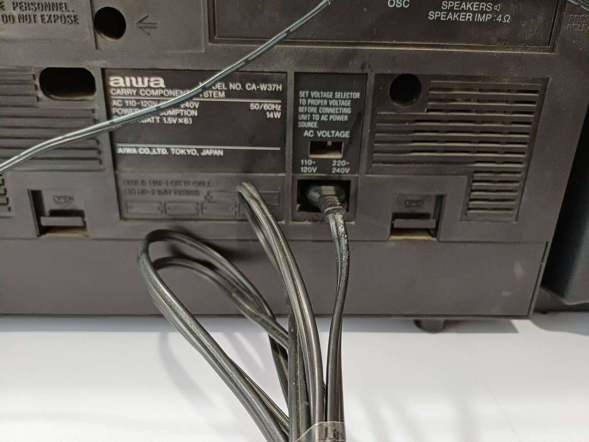 Aiwa CA-W37 Stereo Tuner/Cassette Player with Detachable Speakers (Vintage 1980s)