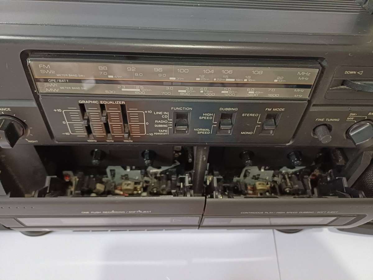 Aiwa CA-W37 Stereo Tuner/Cassette Player with Detachable Speakers (Vintage 1980s)