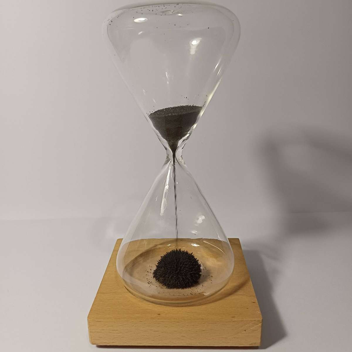 One Minute Hourglass with Metalic "sand" on a Magnetic stand - gimick