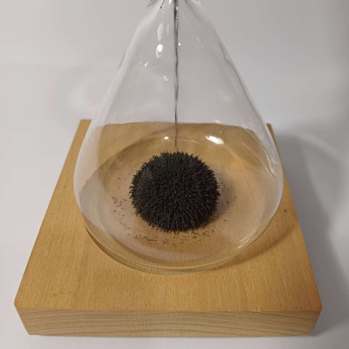 One Minute Hourglass with Metalic "sand" on a Magnetic stand - gimick