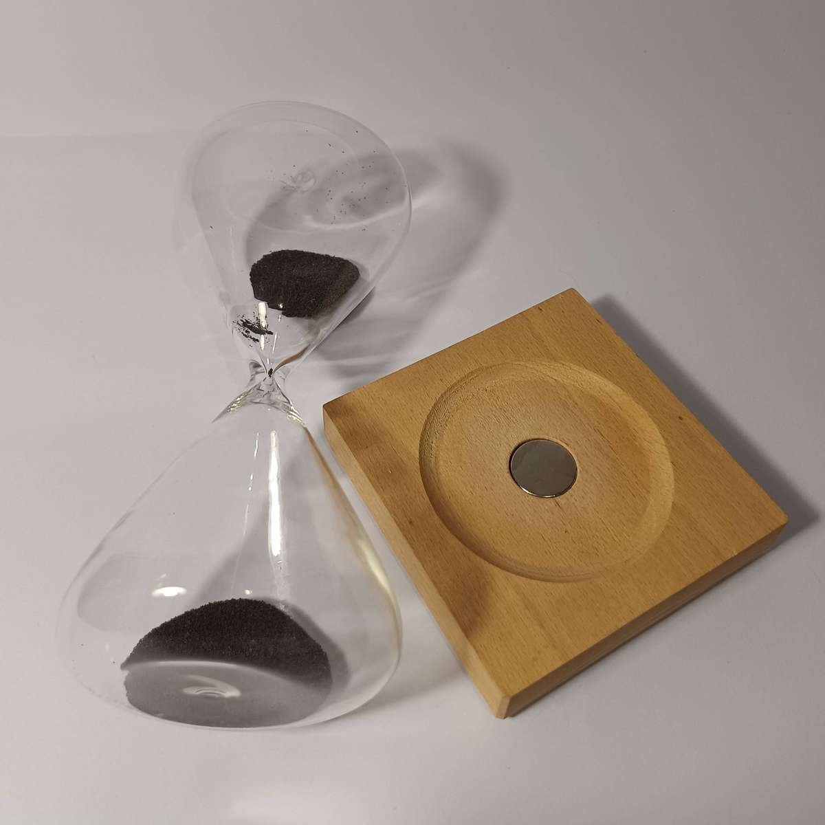 One Minute Hourglass with Metalic "sand" on a Magnetic stand - gimick