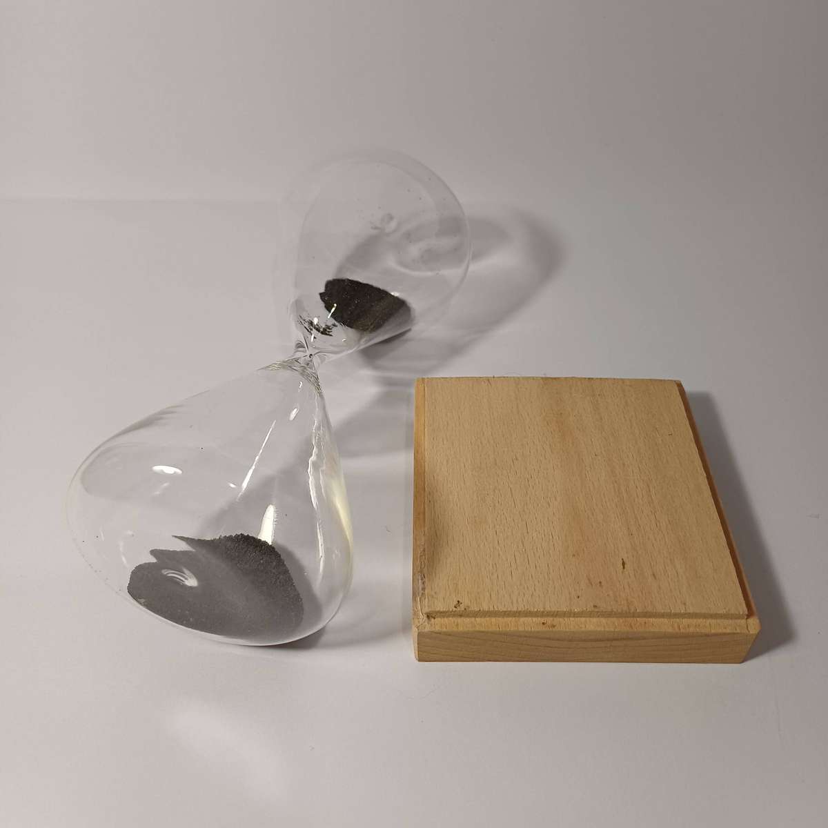 One Minute Hourglass with Metalic "sand" on a Magnetic stand - gimick