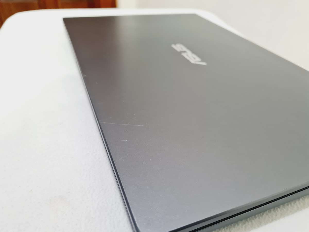 2022 Asus VivoBook - i3 10th gen + 8gb + 256gb ssd