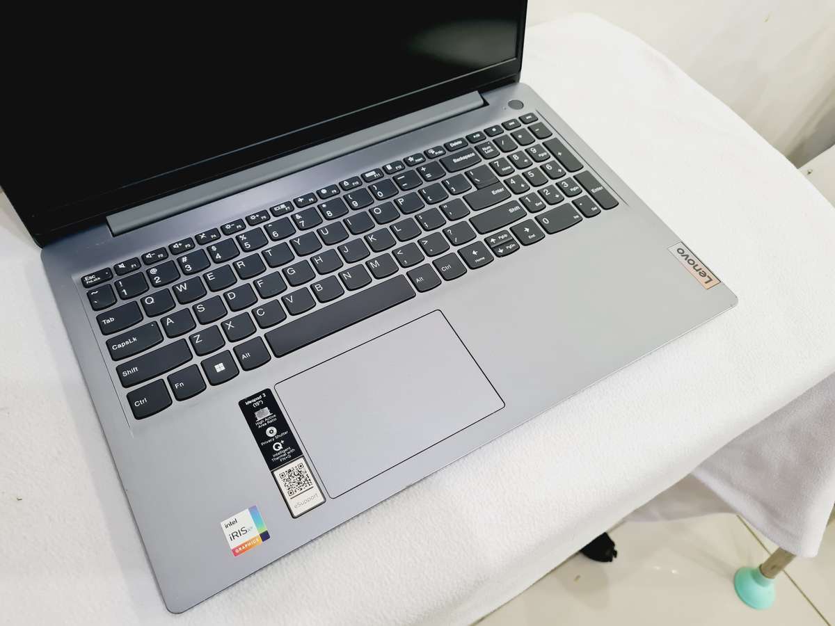 Lenovo Ideapad 3 - i7 11th gen - 8gb ram - 512gb ssd