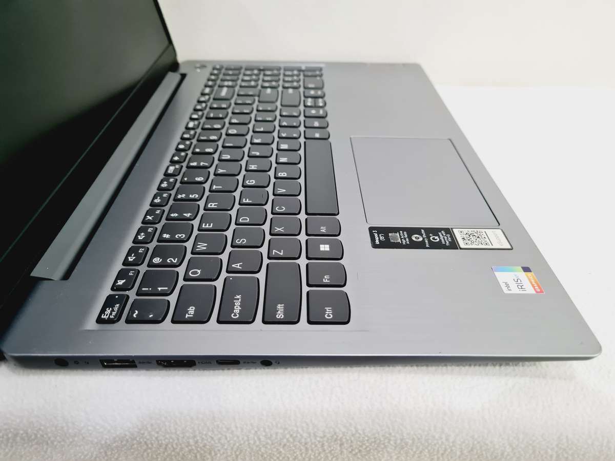 Lenovo Ideapad 3 - i7 11th gen - 8gb ram - 512gb ssd