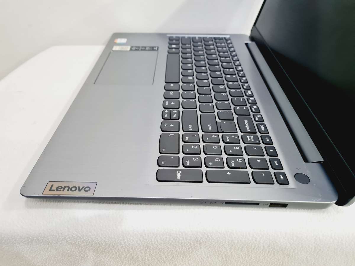 Lenovo Ideapad 3 - i7 11th gen - 8gb ram - 512gb ssd
