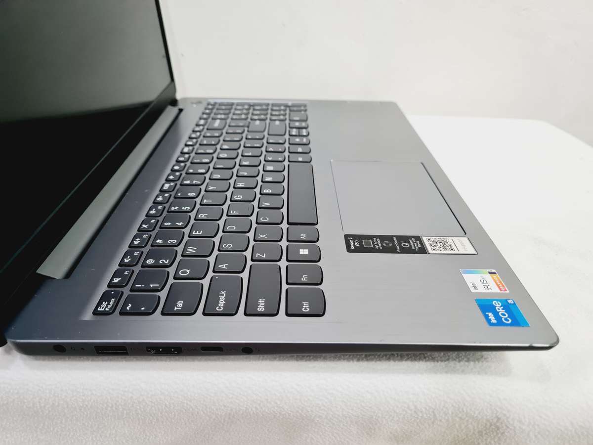 Lenovo Ideapad 3 - i5 11th gen - 8gb ram - 512gb ssd