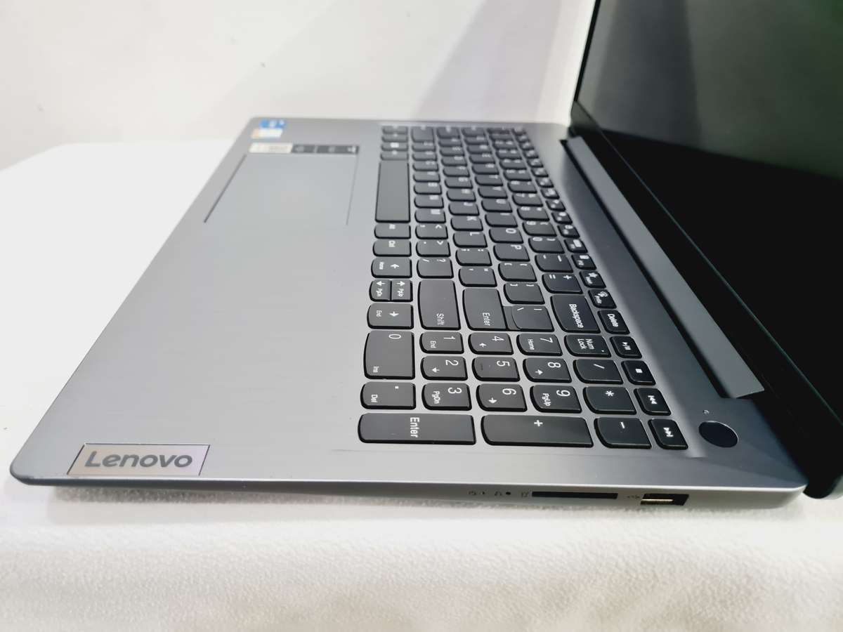 Lenovo Ideapad 3 - i5 11th gen - 8gb ram - 512gb ssd