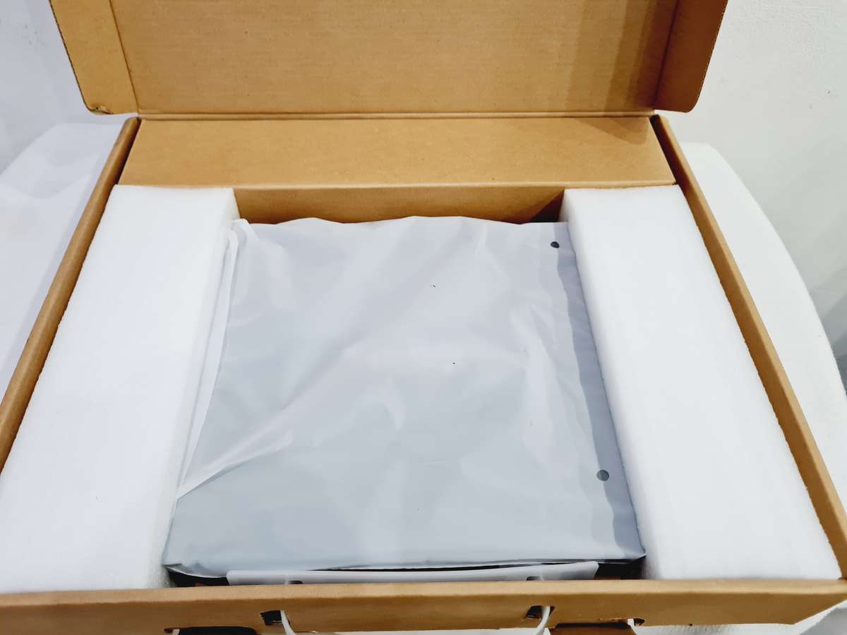 Like New In Box - i5 10th gen - 8gb - 256 nvme