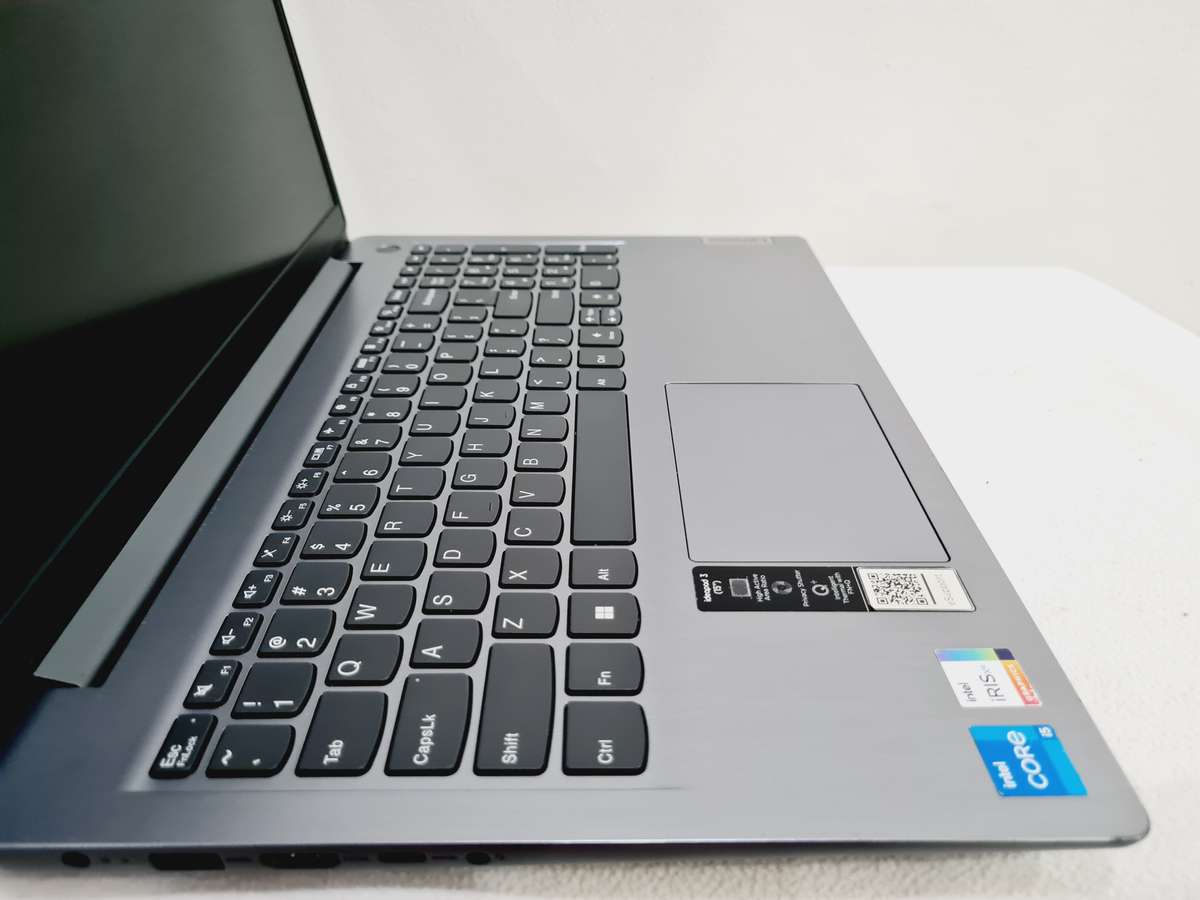 Lenovo Ideapad 3 - i5 11th gen - 8gb ram - 512gb ssd