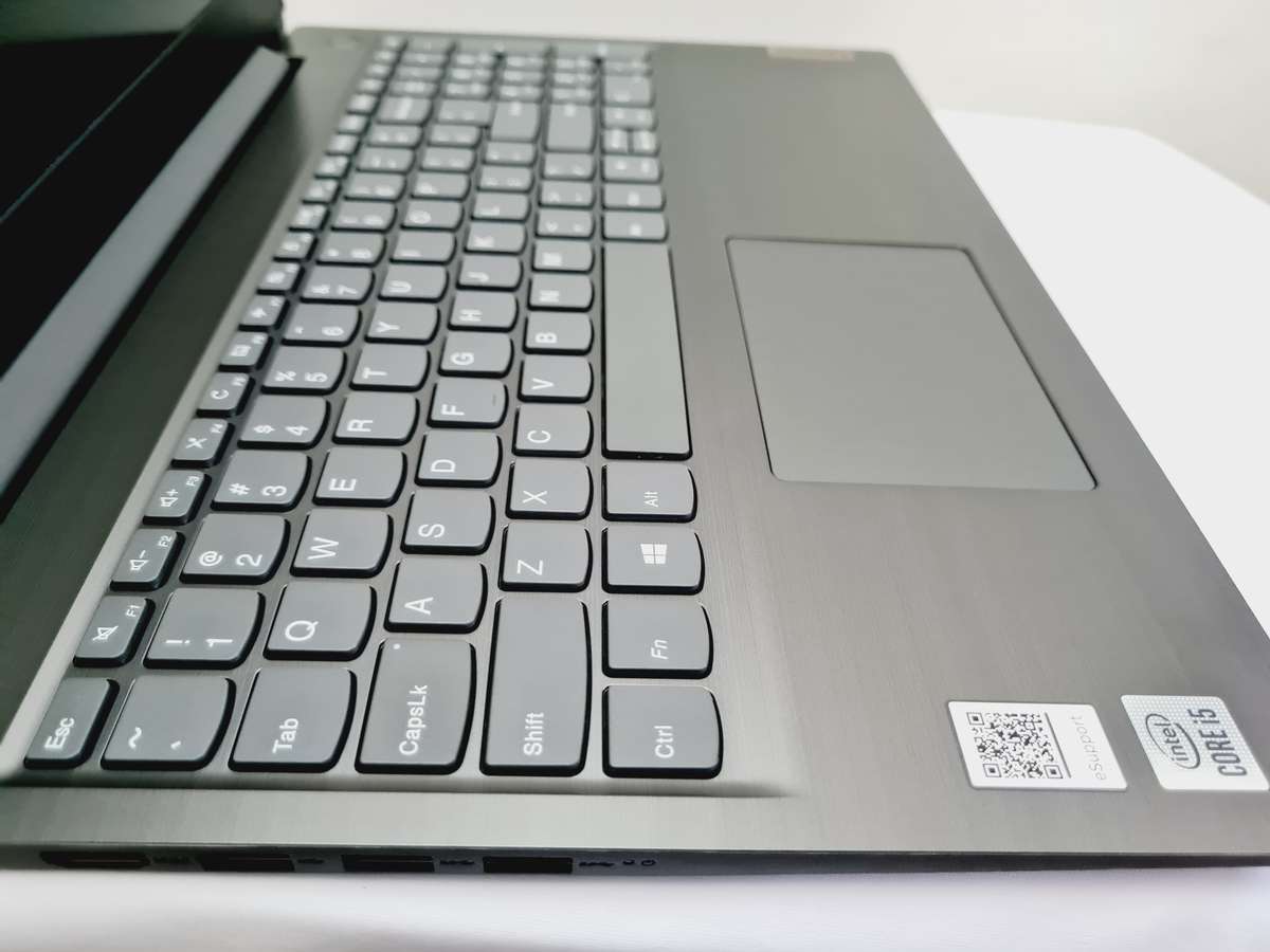 2021 Lenovo V15 - i5 10th - 8gb - 256gb ssd