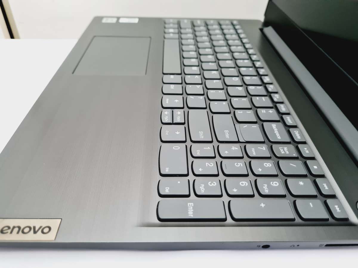 2021 Lenovo V15 - i5 10th - 8gb - 256gb ssd