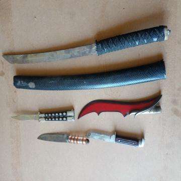 A Lot Of Sharp Edge Knife - Selling As Is