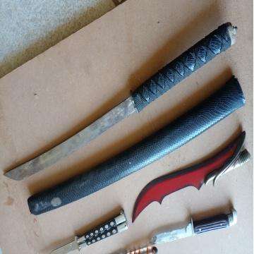 A Lot Of Sharp Edge Knife - Selling As Is