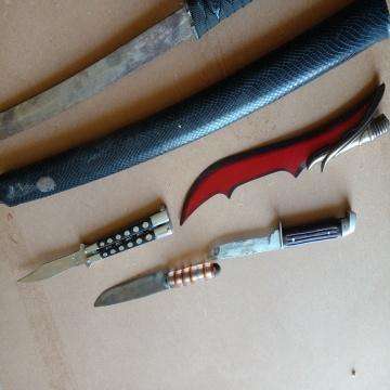 A Lot Of Sharp Edge Knife - Selling As Is