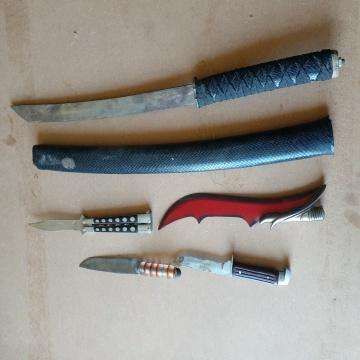 A Lot Of Sharp Edge Knife - Selling As Is