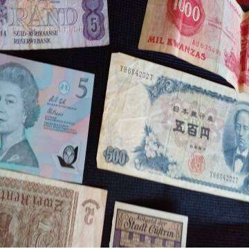 Bank Notes Galow - Including A $5 Australian Note
