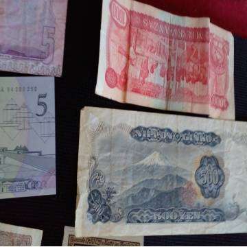 Bank Notes Galow - Including A $5 Australian Note