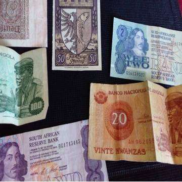 Bank Notes Galow - Including A $5 Australian Note