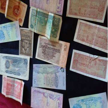 Bank Notes Galow - Including A $5 Australian Note