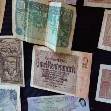 Bank Notes Galow - Including A $5 Australian Note