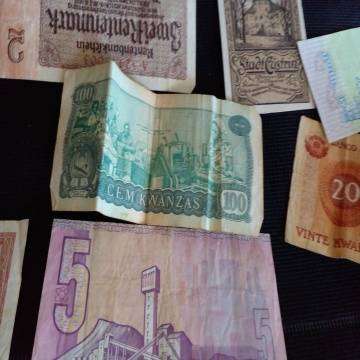 Bank Notes Galow - Including A $5 Australian Note