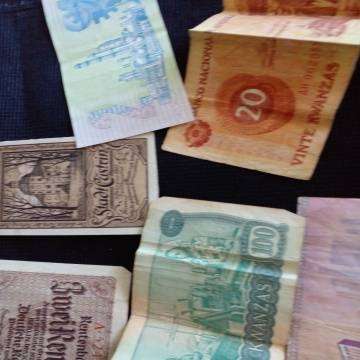 Bank Notes Galow - Including A $5 Australian Note