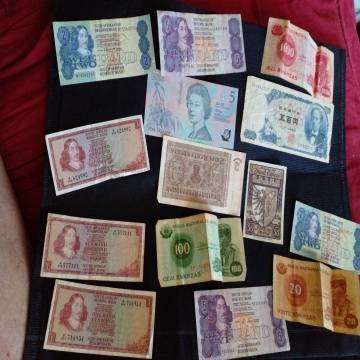 Bank Notes Galow - Including A $5 Australian Note