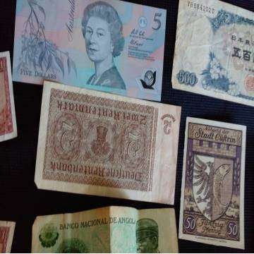 Bank Notes Galow - Including A $5 Australian Note