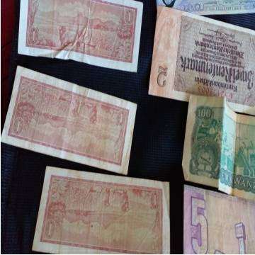 Bank Notes Galow - Including A $5 Australian Note