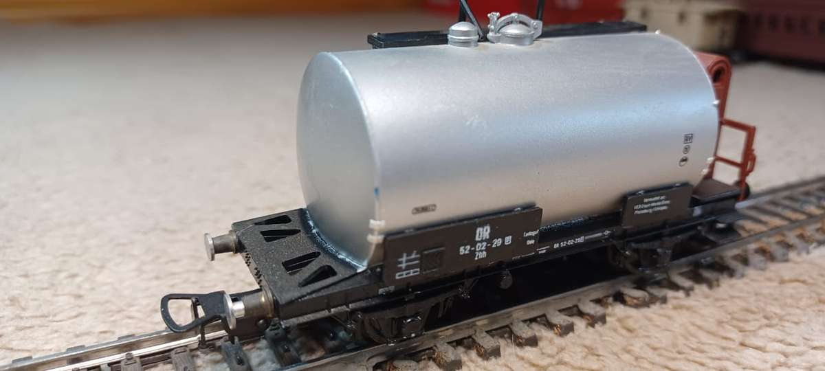 Tank car with Lima type couplers