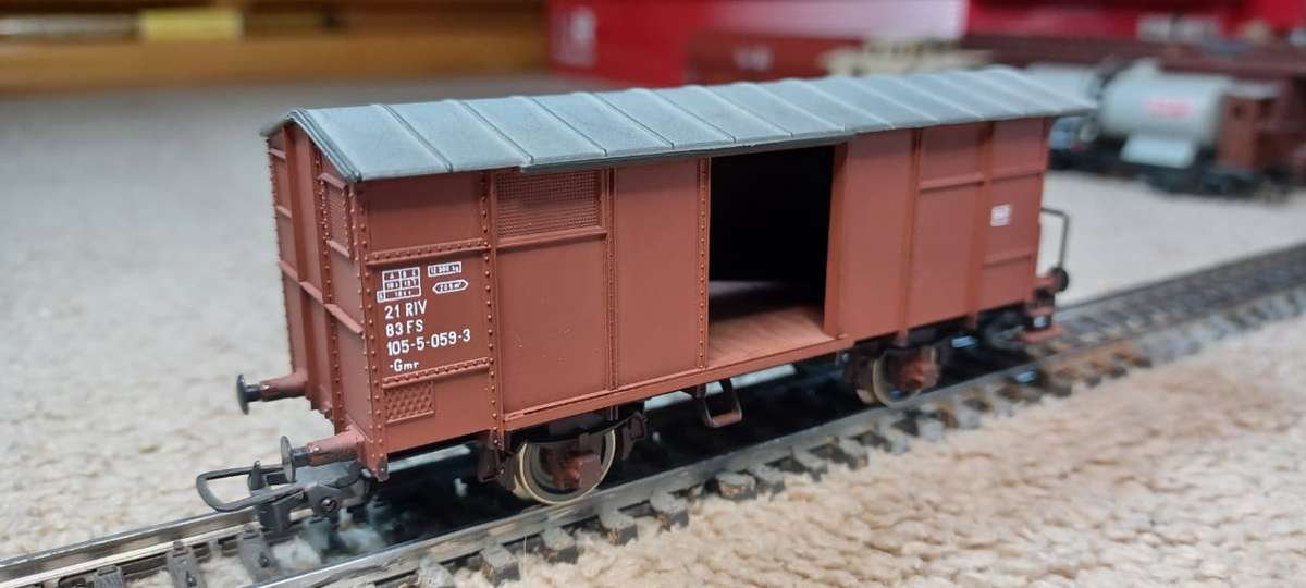 Rivarossi Box car - metal wheels