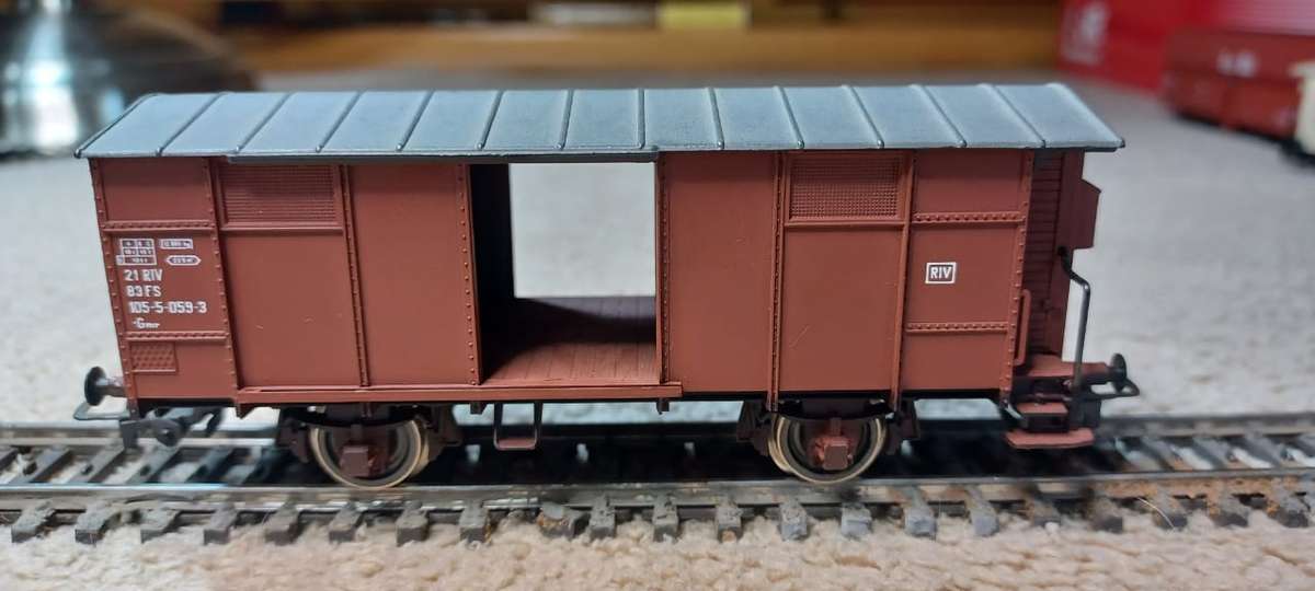 Rivarossi Box car - metal wheels