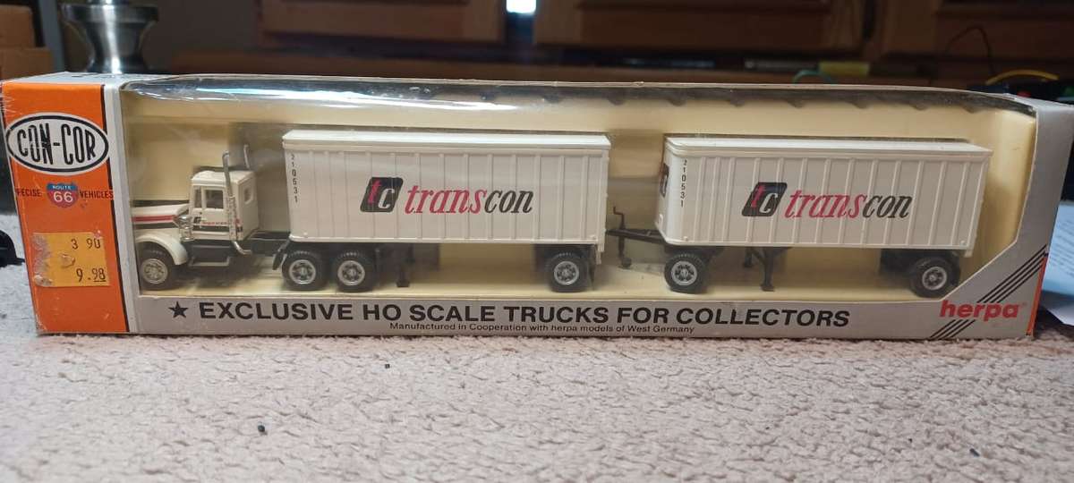 Herpa CON-Cor Tractor + 27' twin trailers