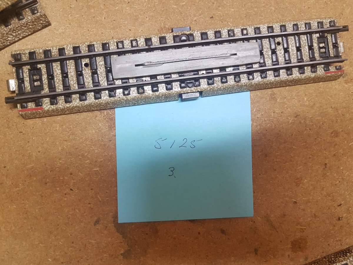 Marklin 5125 level crossing track contact section