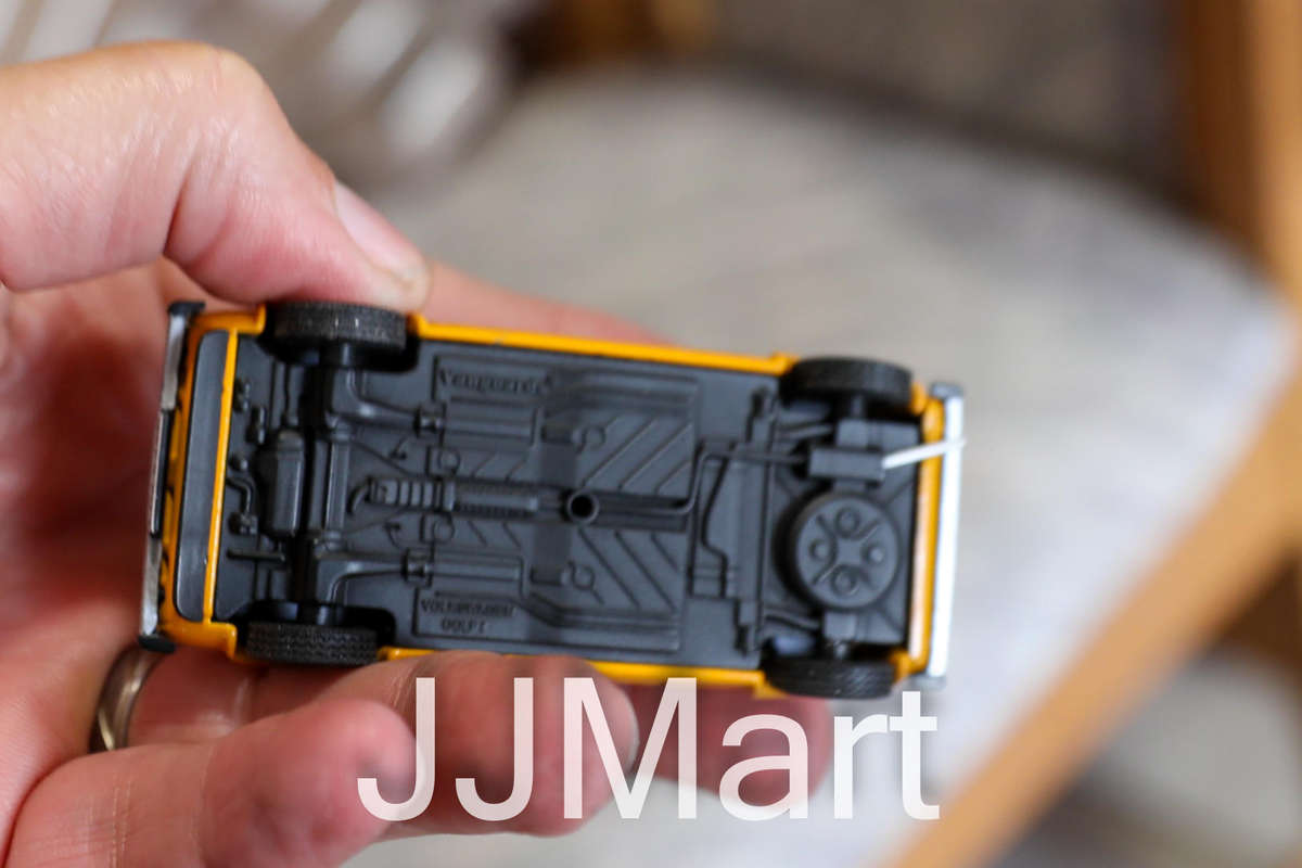 Corgi Vanguards 1/43 VA12001 Volkswagen Golf MkI Series1, 1.3 LS - Marino Yellow