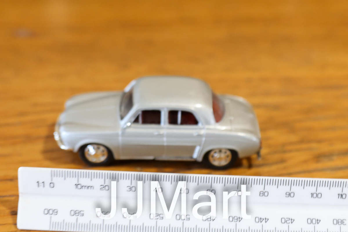 UNIVERSAL HOBBIES - RENAULT DAUPHINE SILVER 1:43