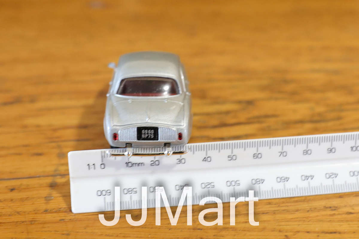UNIVERSAL HOBBIES - RENAULT DAUPHINE SILVER 1:43