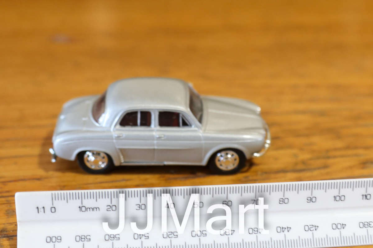 UNIVERSAL HOBBIES - RENAULT DAUPHINE SILVER 1:43