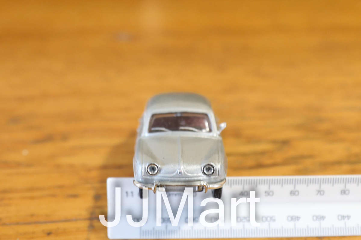 UNIVERSAL HOBBIES - RENAULT DAUPHINE SILVER 1:43