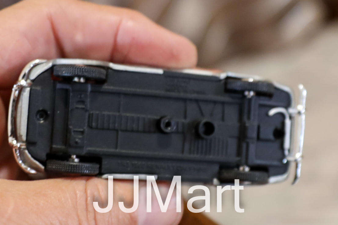 UNIVERSAL HOBBIES - RENAULT DAUPHINE SILVER 1:43