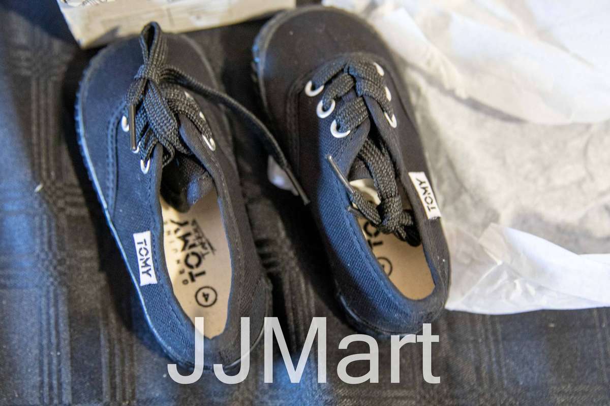 Tomy Takkies Kids Size 4