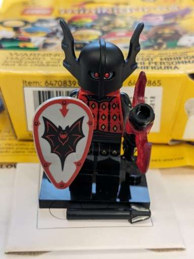 LEGO MINIFIGURES Series 25 - Vampire Knight