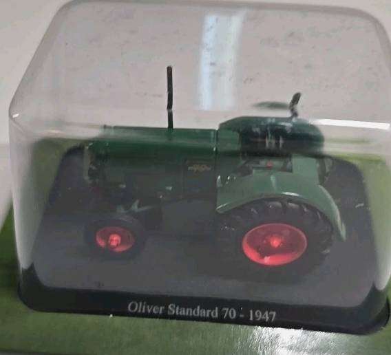 Hachette Model tractor - Oliver Standard 70 - 1947 - 1:43 Model Die Cast Metal - Green