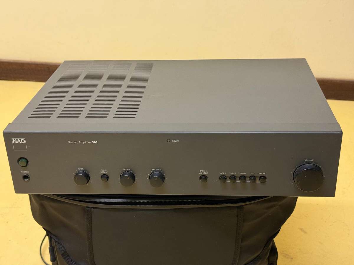 NAD 302 Stereo Amplifier
