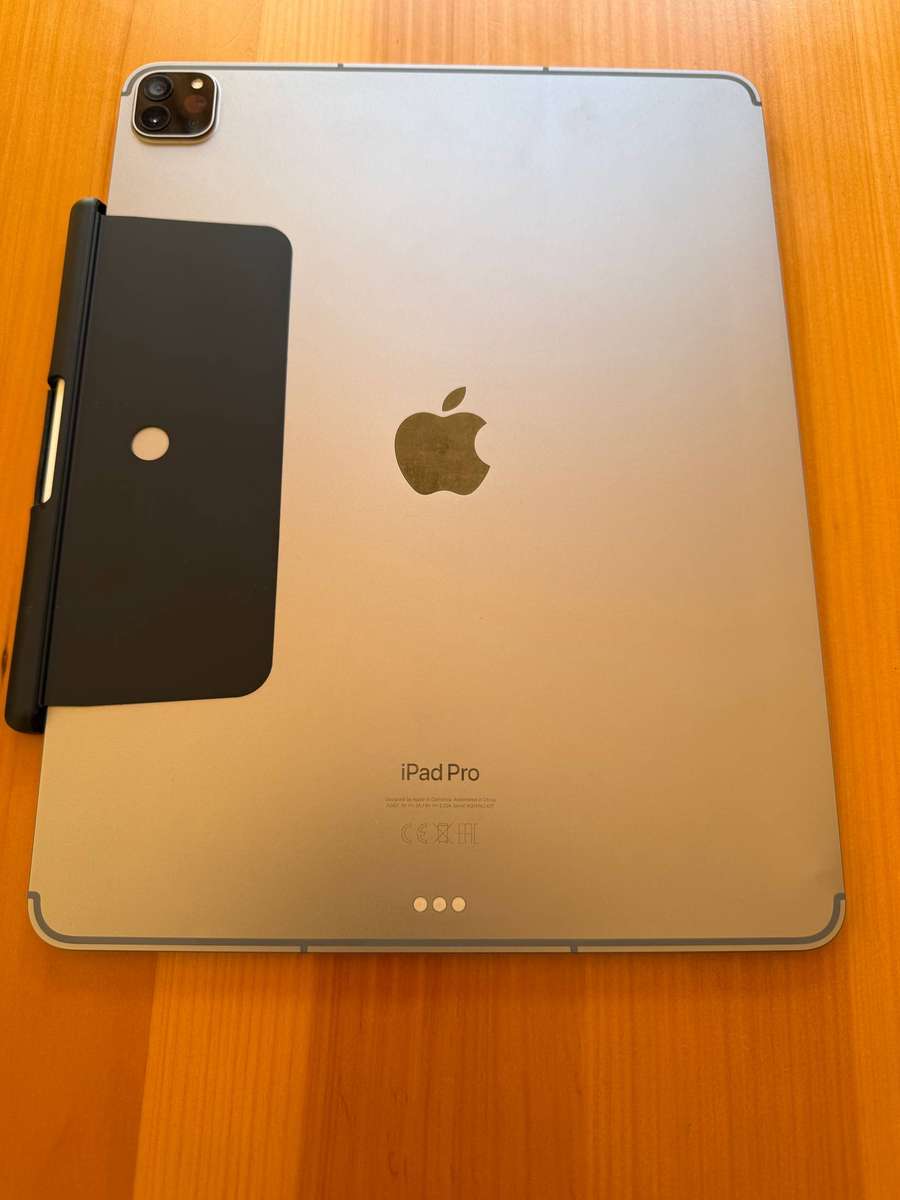 Apple iPad Pro 12.9 inch 6 Gen, 256gb 6th Gen bundle Wifi+ Cellular connectivity