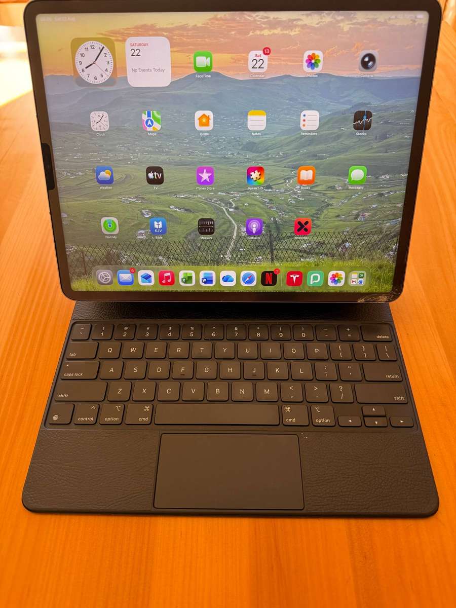 Apple iPad Pro 12.9 inch 6 Gen, 256gb 6th Gen bundle Wifi+ Cellular connectivity