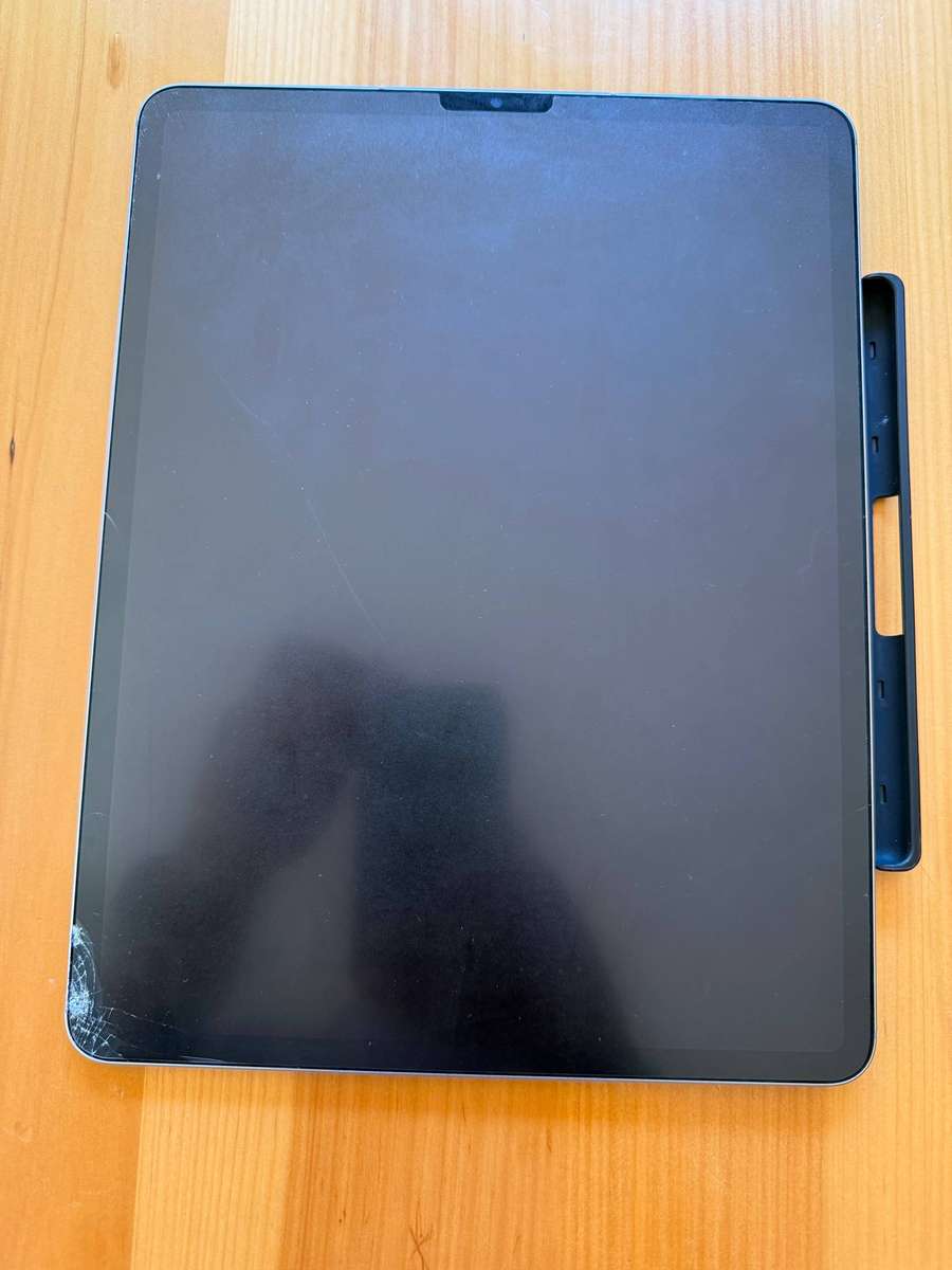 Apple iPad Pro 12.9 inch 6 Gen, 256gb 6th Gen bundle Wifi+ Cellular connectivity