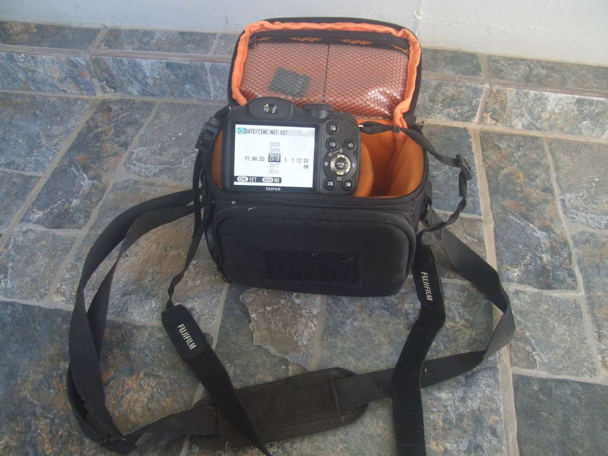 Fujifilm Finepix S2960 - 14MP - 18x Zoom - Digital Camera plus bag